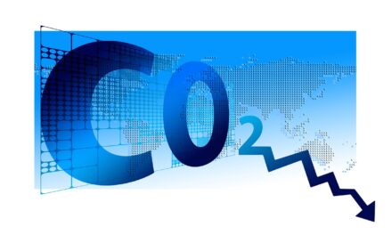 IEA: Růst emisí CO2 letos zbrzdí obnovitelné zdroje a elektromobily