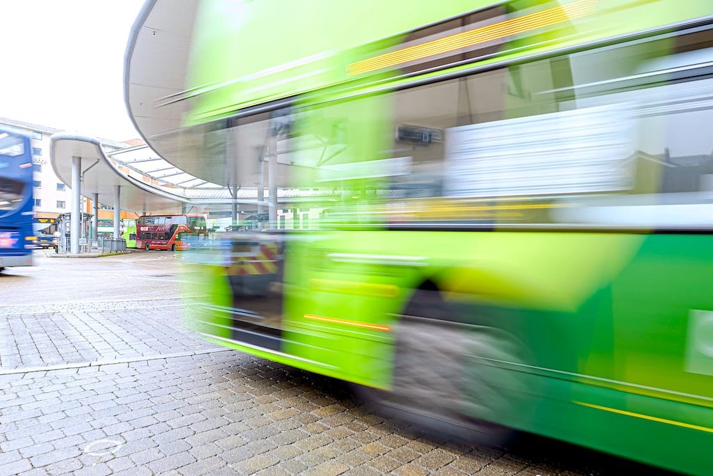 projíždějící zelený autobus