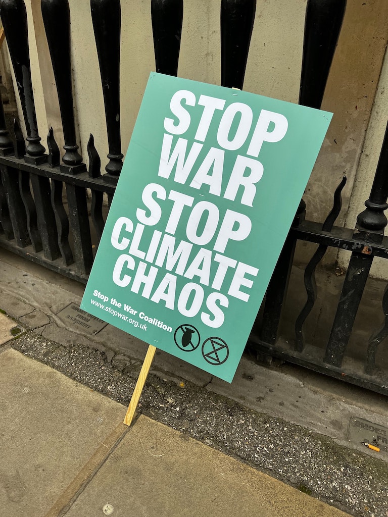 Transparent: Zastavte válku, zastavte klimatický chaos