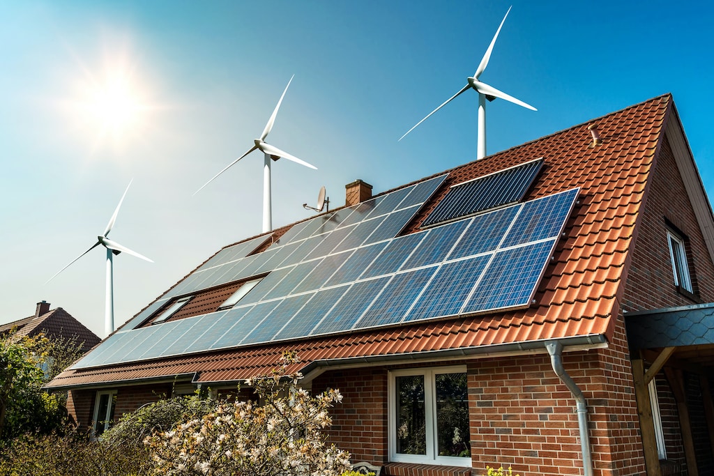 solární panely na domě, větré elektrárny, obnovitelný zdroj energie, OZE
