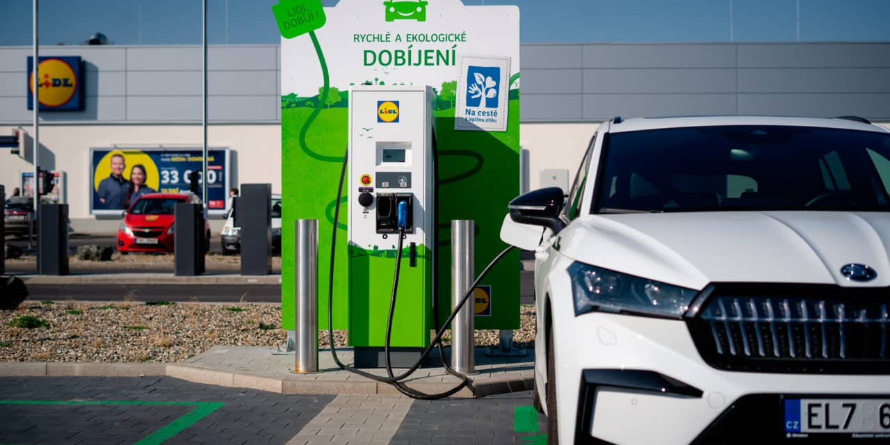 Elektromobilů v Česku přibývá. Nejčastěji registrované jsou vozy Škoda